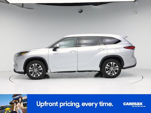 Silver 2021 Toyota Highlander Hybrid XLE