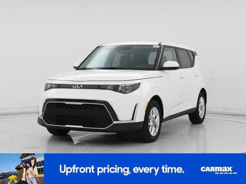 White 2025 Kia Soul LX