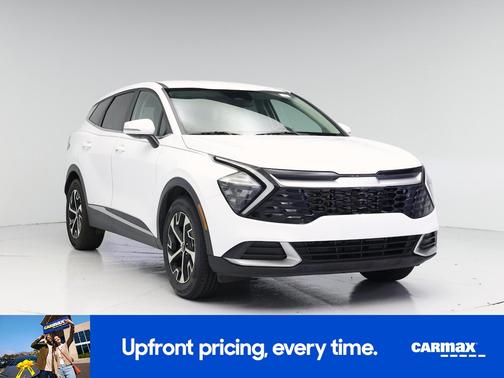 White 2023 Kia Sportage EX