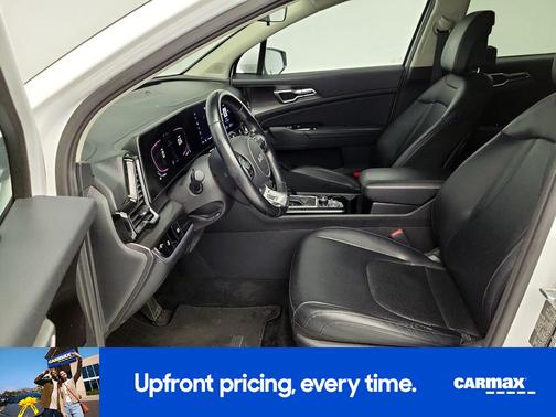 White 2023 Kia Sportage EX
