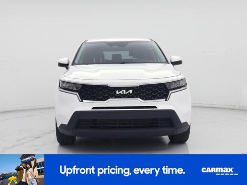White 2023 Kia Sorento LX