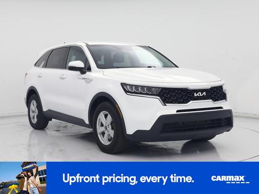 White 2023 Kia Sorento LX