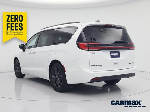 White 2025 Chrysler Pacifica Limited