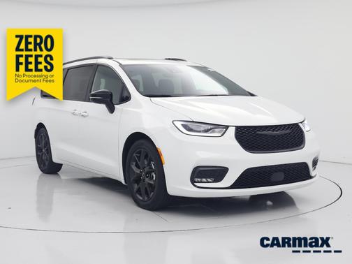 White 2025 Chrysler Pacifica Limited