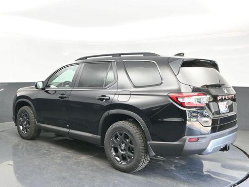 Crystal Black Pearl 2026 Honda Pilot TrailSport