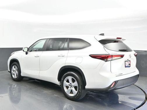 Pearl 2023 Toyota Highlander L