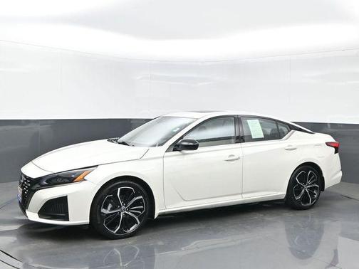 Pearl White Tricoat 2025 Nissan Altima 2.5 SR