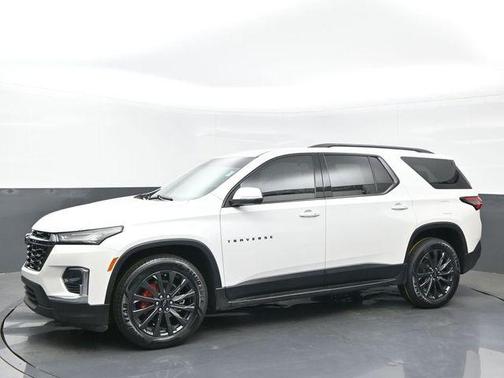 Iridescent Pearl Tricoat 2022 Chevrolet Traverse RS