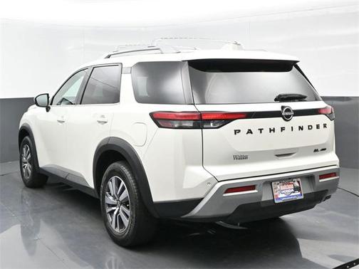 2023 Nissan Pathfinder SL