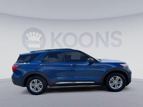 ATLAS BLUE METALLIC 2022 Ford Explorer XLT