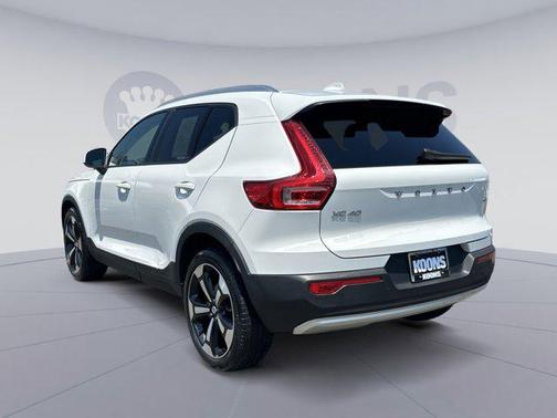 Ice White 2020 Volvo XC40 T5 Momentum