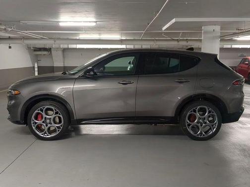 Metallic 2025 Alfa Romeo Tonale Base