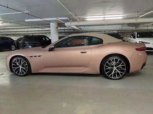 Rose 2026 Maserati GranCabrio BASE