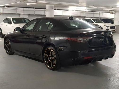 Vulcano Black Metallic 2025 Alfa Romeo Giulia Intensa