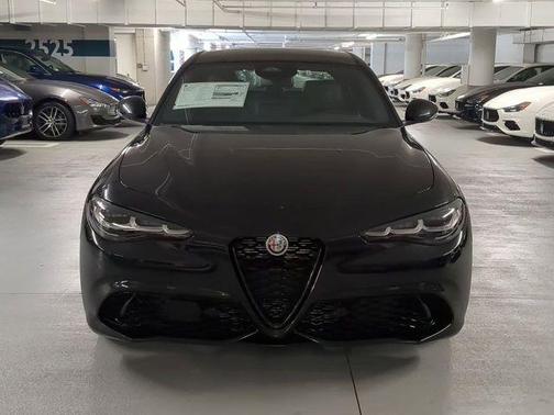 Vulcano Black Metallic 2025 Alfa Romeo Giulia Intensa