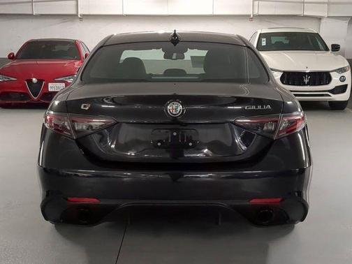 Vulcano Black Metallic 2025 Alfa Romeo Giulia Intensa