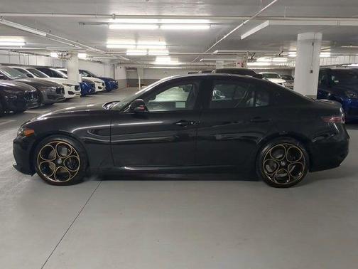 Vulcano Black Metallic 2025 Alfa Romeo Giulia Intensa