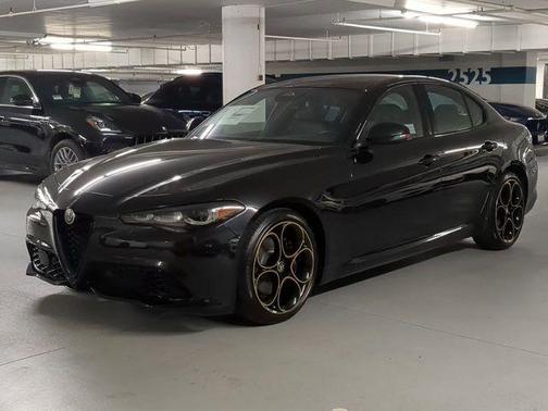 Vulcano Black Metallic 2025 Alfa Romeo Giulia Intensa