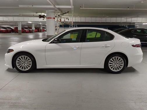Alfa White 2024 Alfa Romeo Giulia Base