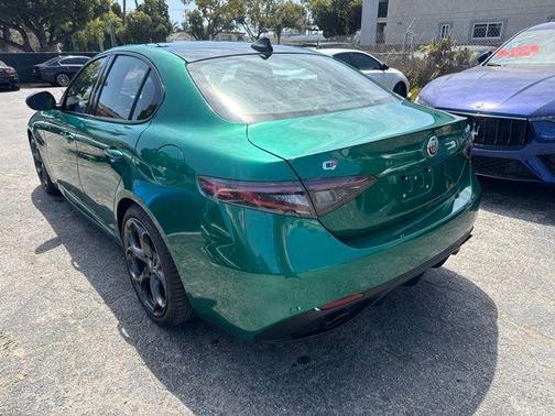 Verde 2025 Alfa Romeo Giulia TRIBUTO ITALIANO