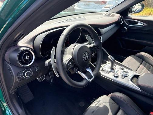 Verde 2025 Alfa Romeo Giulia TRIBUTO ITALIANO