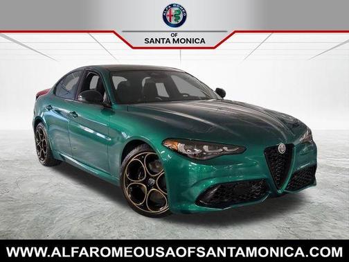 Verde 2025 Alfa Romeo Giulia Intensa