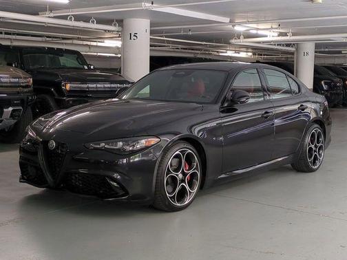 Vulcano Black Metallic 2025 Alfa Romeo Giulia Base