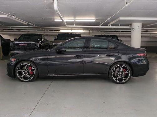 Vulcano Black Metallic 2025 Alfa Romeo Giulia Base