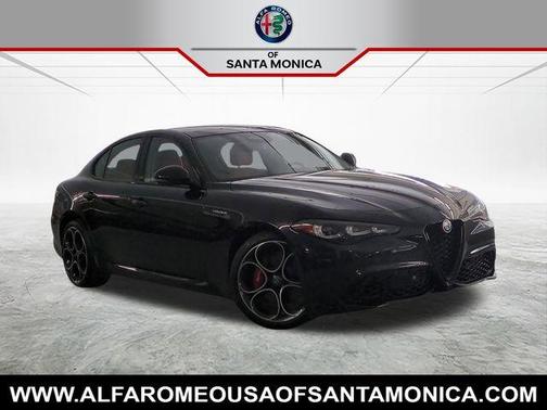Vulcano Black Metallic 2025 Alfa Romeo Giulia Base