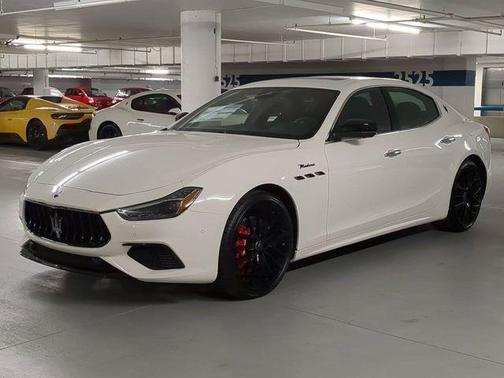 Bianco 2024 Maserati Ghibli Modena Ultima Q4