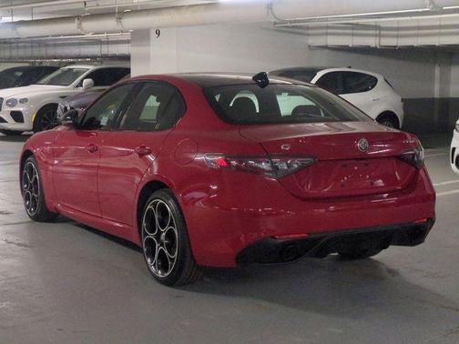 Rosso 2025 Alfa Romeo Giulia Base