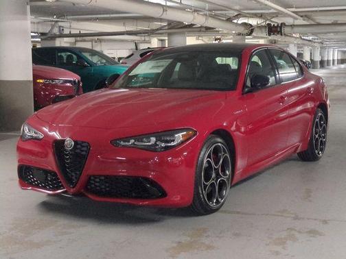 Rosso 2025 Alfa Romeo Giulia Base