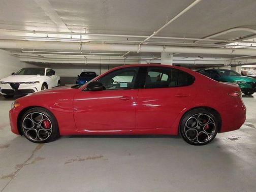 Rosso 2025 Alfa Romeo Giulia Base
