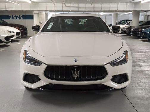 Bianco 2024 Maserati Ghibli Modena Ultima Q4