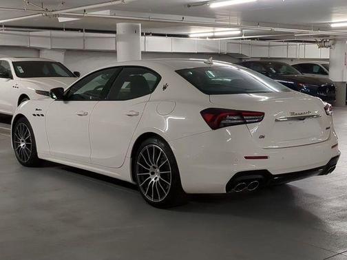 Bianco 2024 Maserati Ghibli Modena Ultima Q4