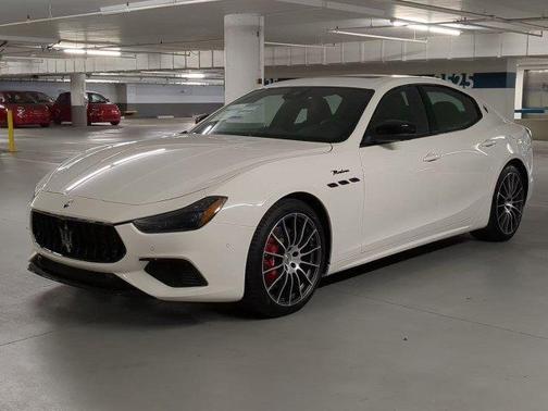 Bianco 2024 Maserati Ghibli Modena Ultima Q4