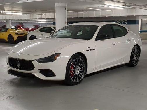 Bianco 2024 Maserati Ghibli Modena Ultima Q4