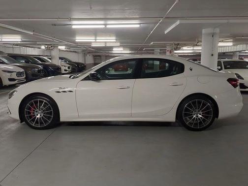 Bianco 2024 Maserati Ghibli Modena Ultima Q4