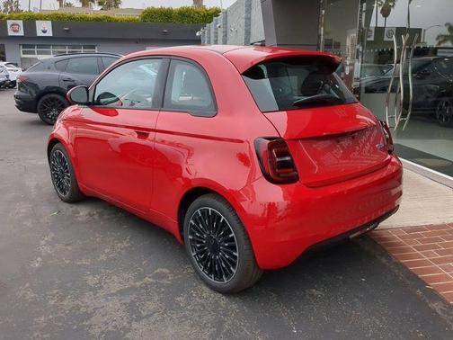 2024 FIAT 500e Base
