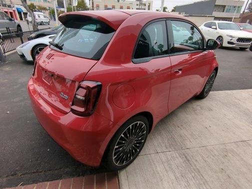 2024 FIAT 500e Base