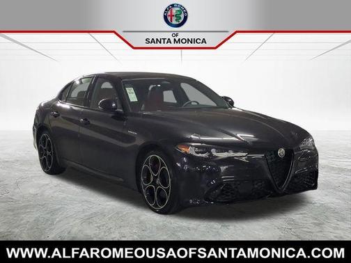 Vulcano Black Metallic 2025 Alfa Romeo Giulia Base