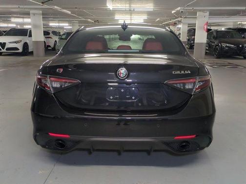 Vulcano Black Metallic 2025 Alfa Romeo Giulia Base