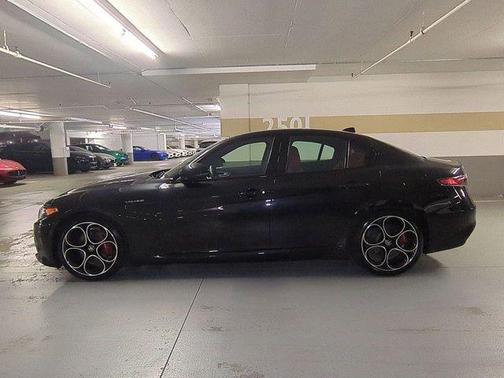 Vulcano Black Metallic 2025 Alfa Romeo Giulia Base