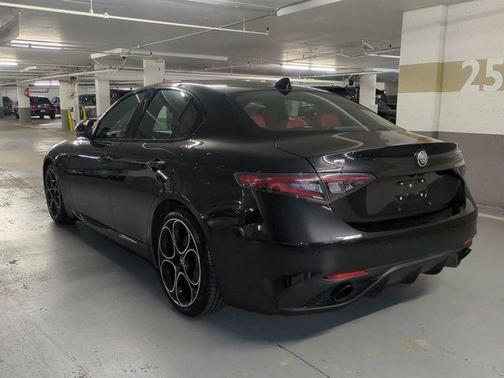 Vulcano Black Metallic 2025 Alfa Romeo Giulia Base