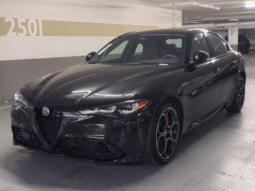 Vulcano Black Metallic 2025 Alfa Romeo Giulia Base