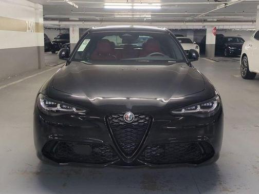 Vulcano Black Metallic 2025 Alfa Romeo Giulia Base