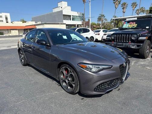 Vesuvio Gray Metallic 2023 Alfa Romeo Giulia Veloce