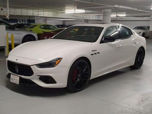 Bianco 2024 Maserati Ghibli Modena Ultima Q4