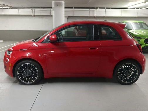 2024 FIAT 500e Base