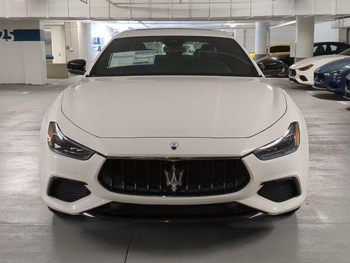 Bianco 2024 Maserati Ghibli Modena Ultima Q4